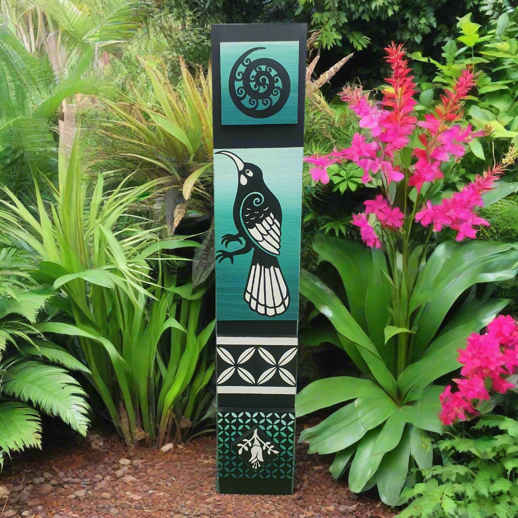 M Huia Totem