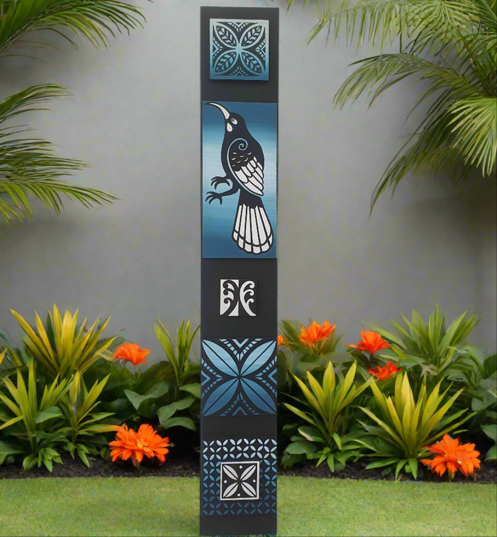L Huia Totem