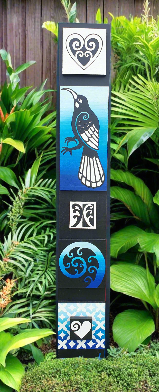 L Huia Totem