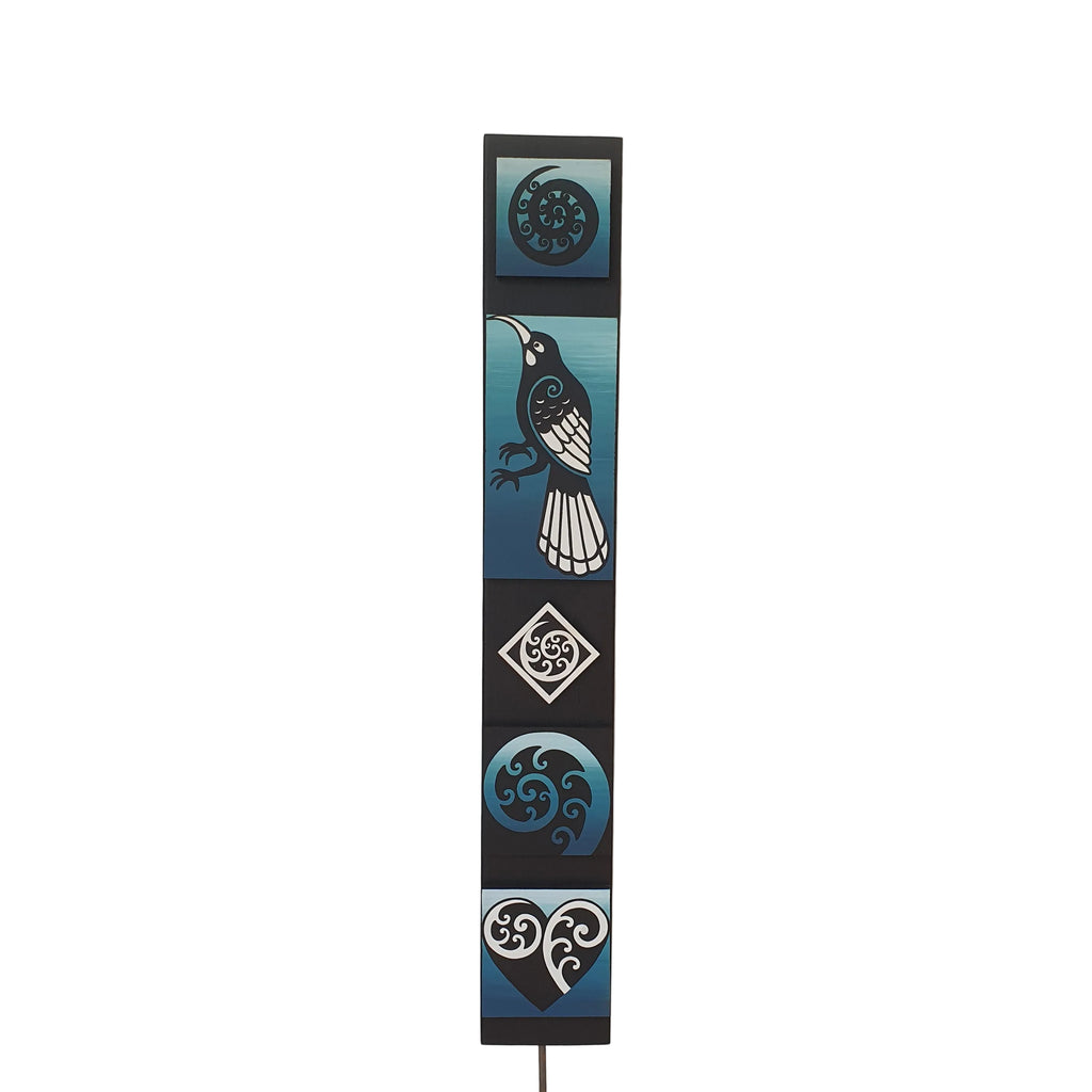 L Huia Totem