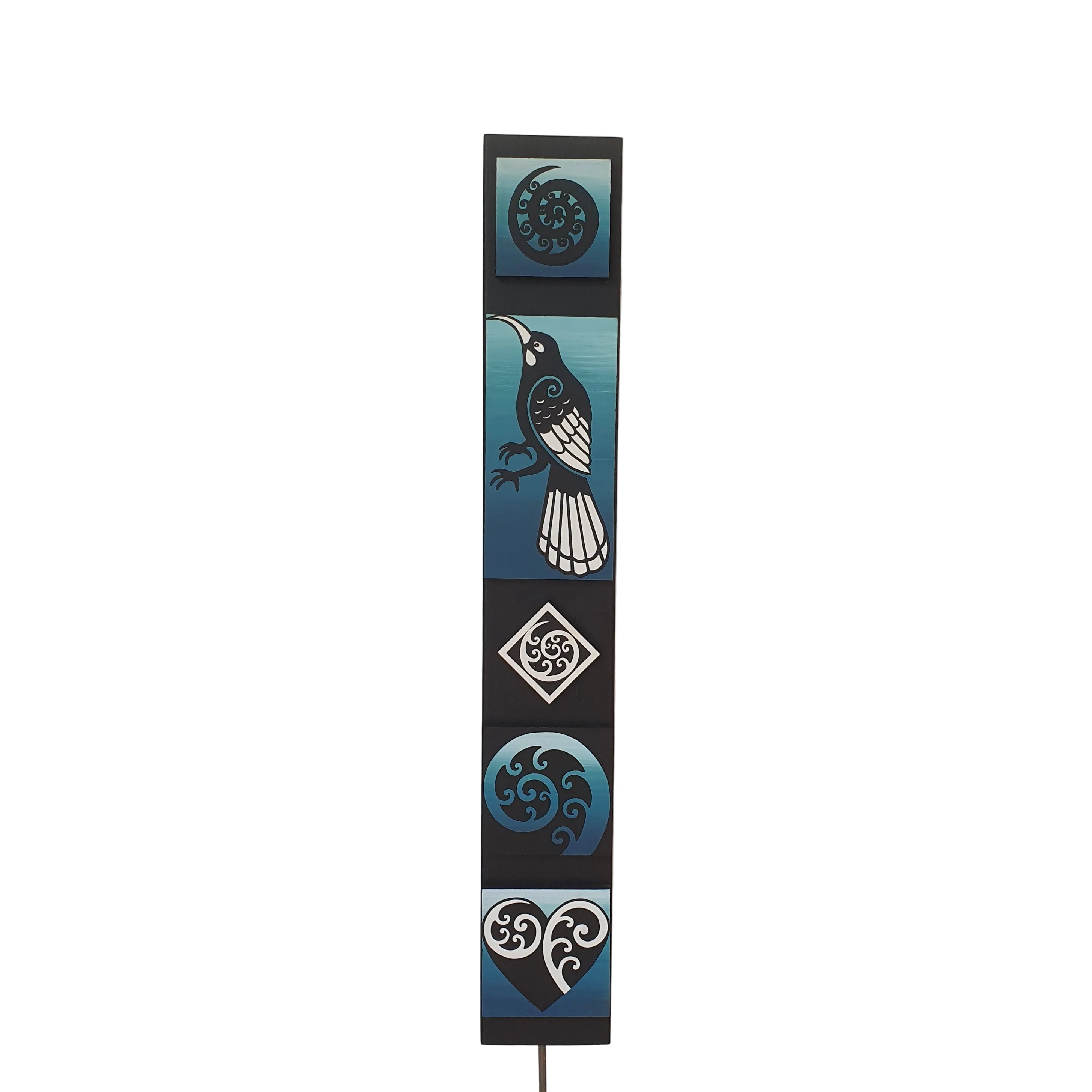 L Huia Totem